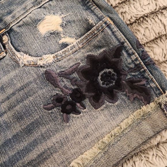 Button Down embroidered Abercrombie jean shorts size 29! - Picture 3 of 10